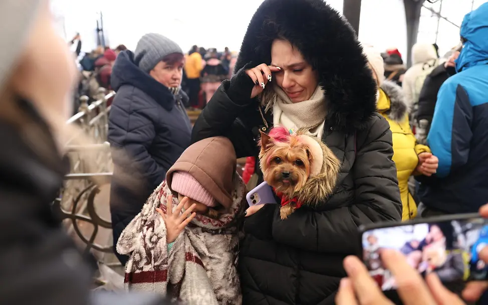 Eisige Temperaturen beim Ausharren an ukrainischen Bahnhöfen. | © UNICEF/Moskaliuk ein Kind mit einer Decke warm, während es mit seiner Familie am Bahnhof von Lwiw auf einen Evakuierungszug wartet.