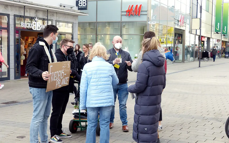 UNICEF und Friedensplanzen © B. Böhmer/UNICEF/2022