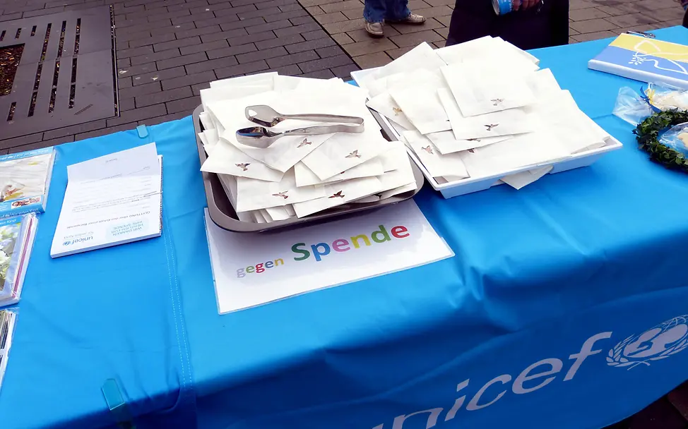 Gebackene Friedenstauben als Dankeschön für Spender*innen © B. Böhmer/UNICEF/2022