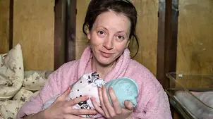 Ukraine: Eine Frau hält liebevoll ihr neugeborenes Baby im Arm. | © UNICEF/Ratushniak Ukraine Gesundheitsversorgung: Kliniken brauchen medizinische Hilfsgüter für Schwangere und Mütter.