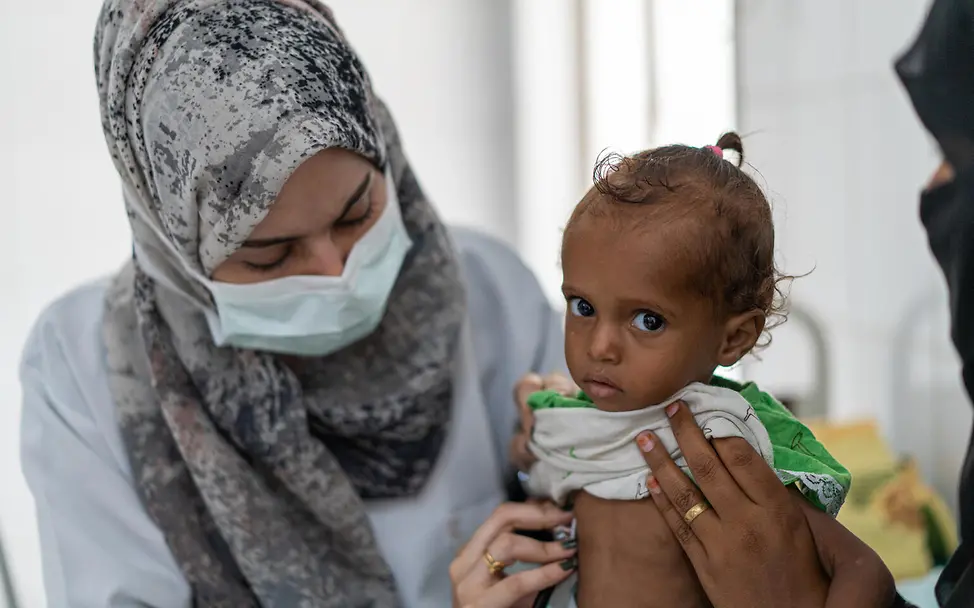 Jemen: Ein mangelernährtes Mädchen wird untersucht