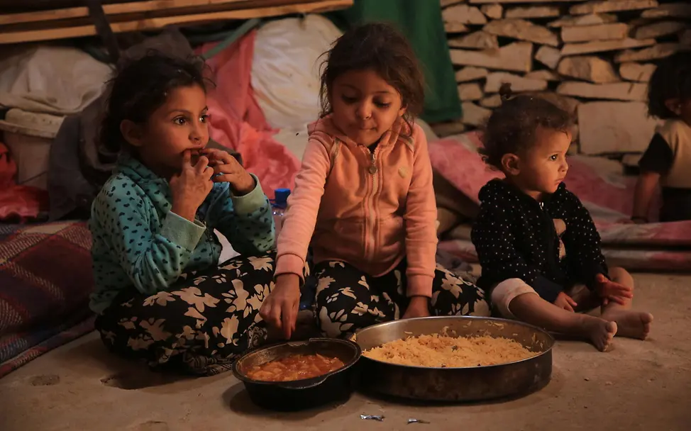 Jemen: Die Ernährungssituation verschlechtert sich stetig. | © UNICEF/Alhamdani Jemen: Maymouna, Hilalah und Ghosoon haben heute etwas zu essen.