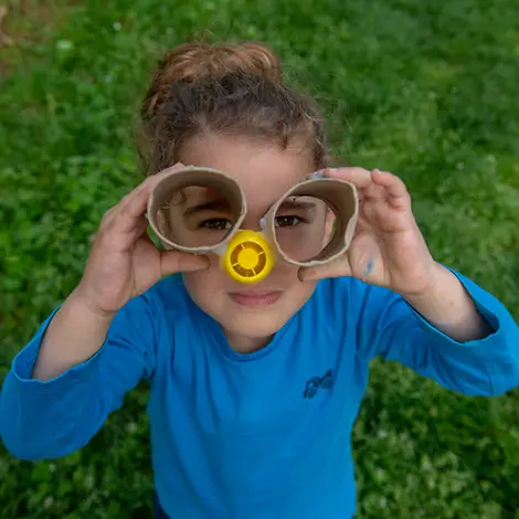 Serbien: Der dreijährige Kan mit einem selbstgebastelten Fernglas.