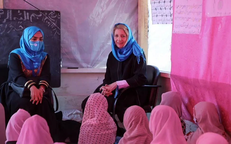 Afghanistan: Mädchen müssen sofort zur Schule gehen können | © UNICEF/UN0597240/Fazel Afghanistan: UNICEF-Exekutivdirektorin Catherine Russell spricht mit Mädchen in einer Gemeinschaftsschule.