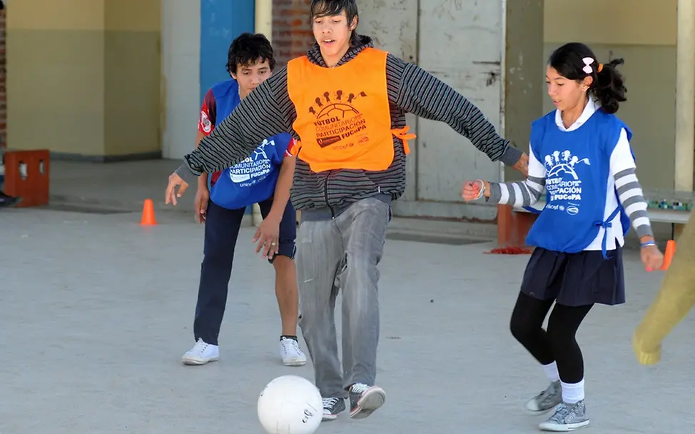 Argentinien: Jugendliche beim Fußballspielen. © UNICEF/Cabral Argentinien: Jugendliche beim Fußballspielen. © UNICEF/Cabral
