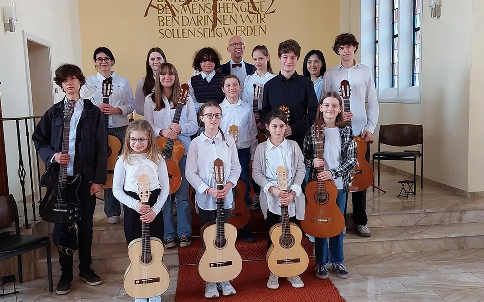 Schüler*innen der Musikschule Obere Saar mit ihrem Leiter Herrn Wollny