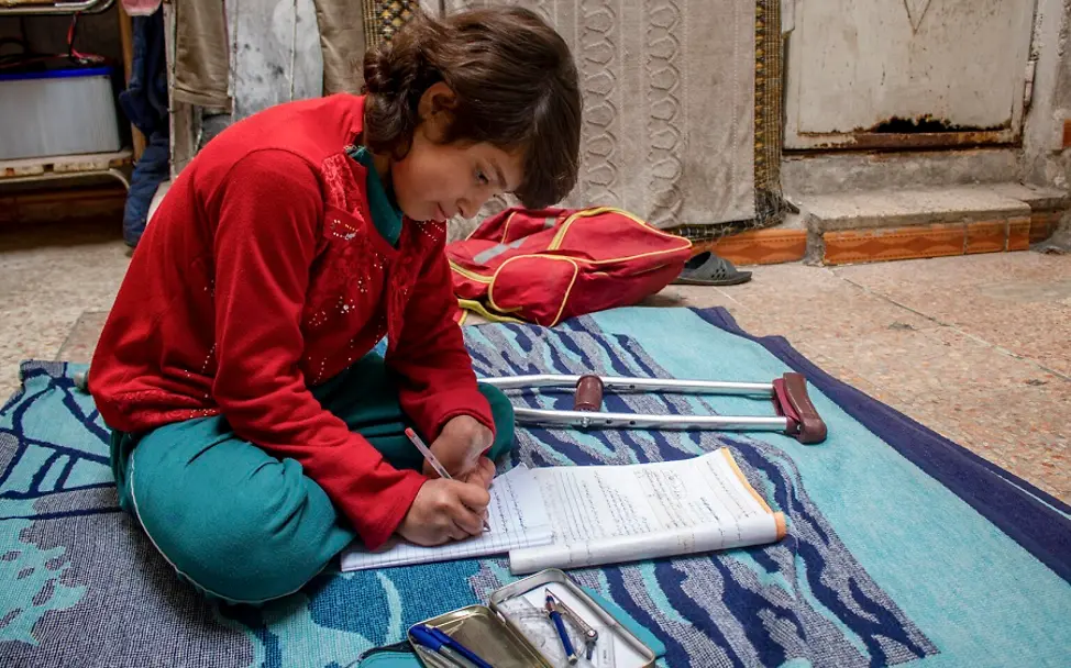 Syrien: Krisen, die wir nicht vergessen dürfen | © UNICEF/Deeb Syrien: Die zwölfjährige Maram macht ihre Schulaufgaben auf dem Boden ihrer Zuhauses.