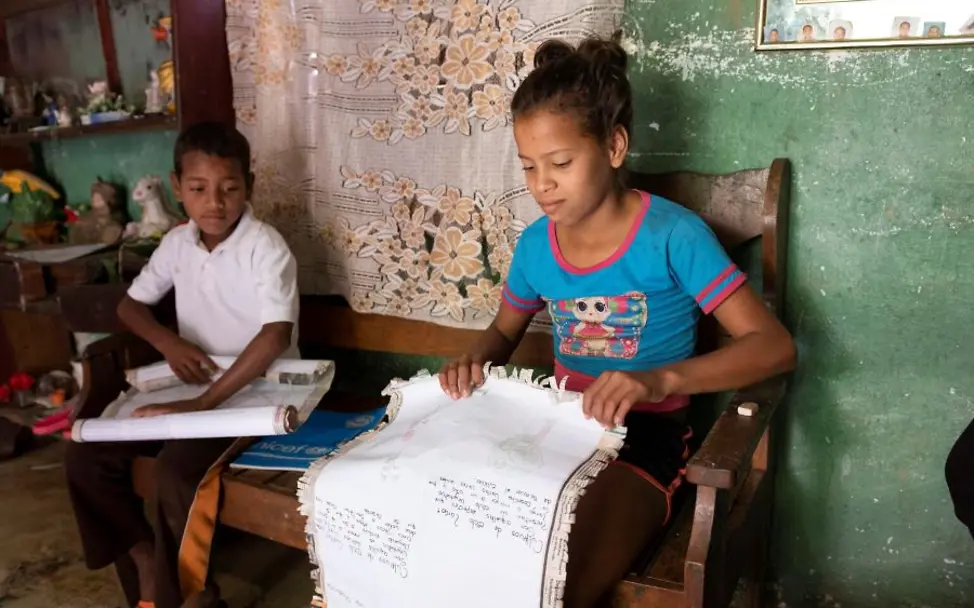 Venezuela: Yonkeiber und Erika lernen zu Hause. | © UNICEF/Poveda UN0483557_online