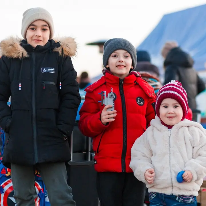 Drei Kinder an einer Blue-Dot-Anlaufstelle © UNICEF/UN0609187/Vladimir