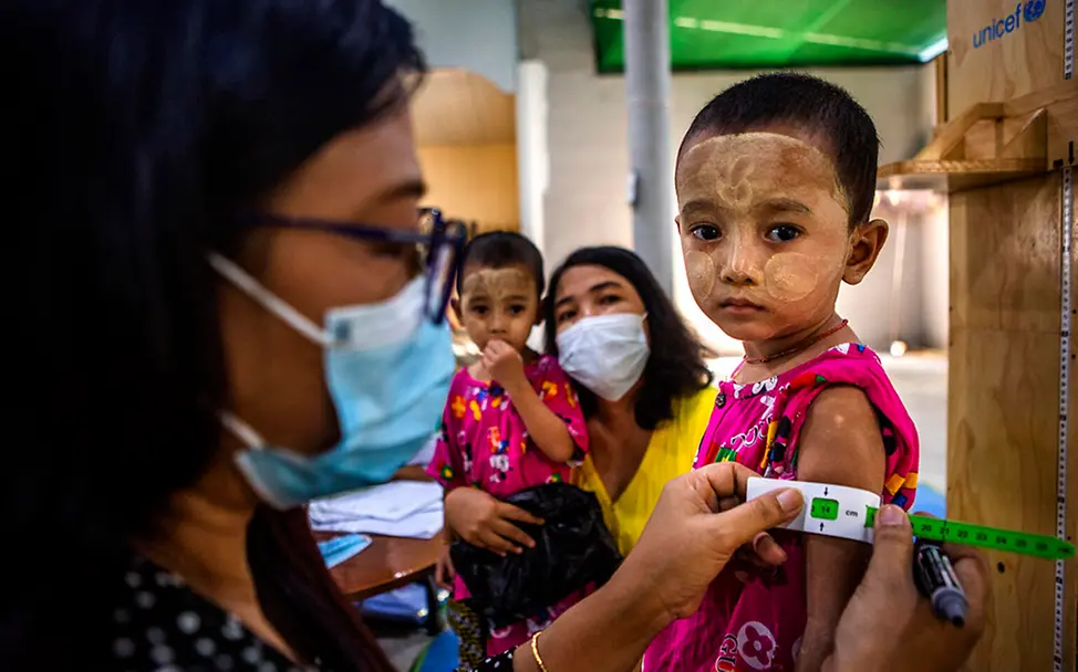 Myanmar: Ein Kind wird auf Mangelernährung untersucht | UNICEF/Htet Myanmar: Ein Kind wird auf Mangelernährung untersucht