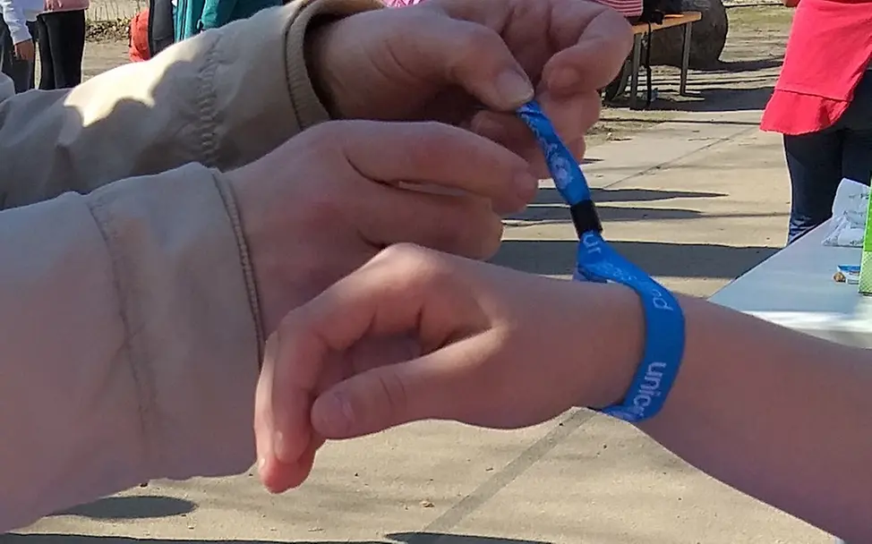 UNICEF-Bändchen © UNICEF Berlin