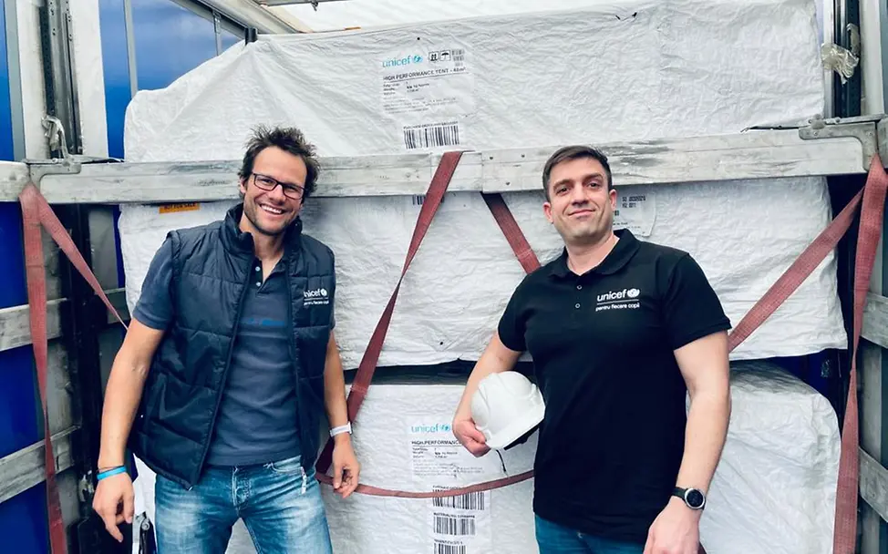 Krieg in der Ukraine: Gregor von Medeazza und ein Kollege beim Aufbau eines "Blue Dot"-Zentrums | © UNICEF Moldau Krieg in der Ukraine: Gregor von Medeazza und ein Kollege beim Aufbau eines "Blue Dot"-Zentrums