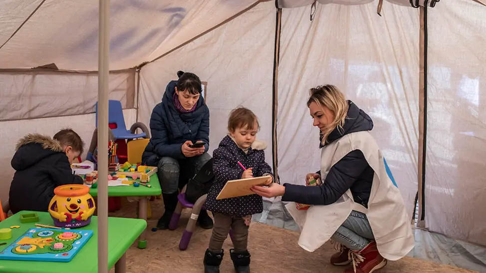Krieg in der Ukraine: Eine geflüchtete Familie spielt im Blue Dot von UNICEF in Moldau | © UNICEF/Modola Krieg in der Ukraine: Eine geflüchtete Familie spielt im Blue Dot von UNICEF in Moldau