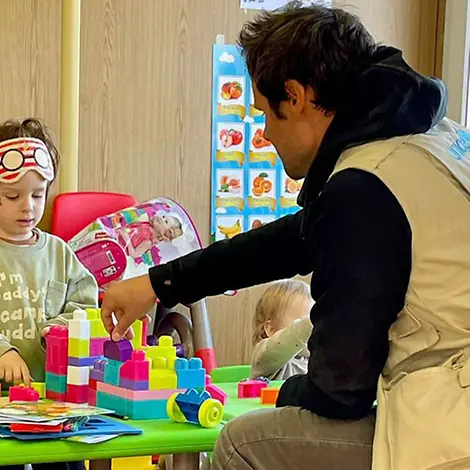 Krieg in der Ukraine: Gregor von Medeazza von UNICEF mit Kindern im "Blue Dot"-Zentrum in Moldau | © UNICEF Moldau Krieg in der Ukraine: Gregor von Medeazza von UNICEF mit Kindern im "Blue Dot"-Zentrum in Moldau
