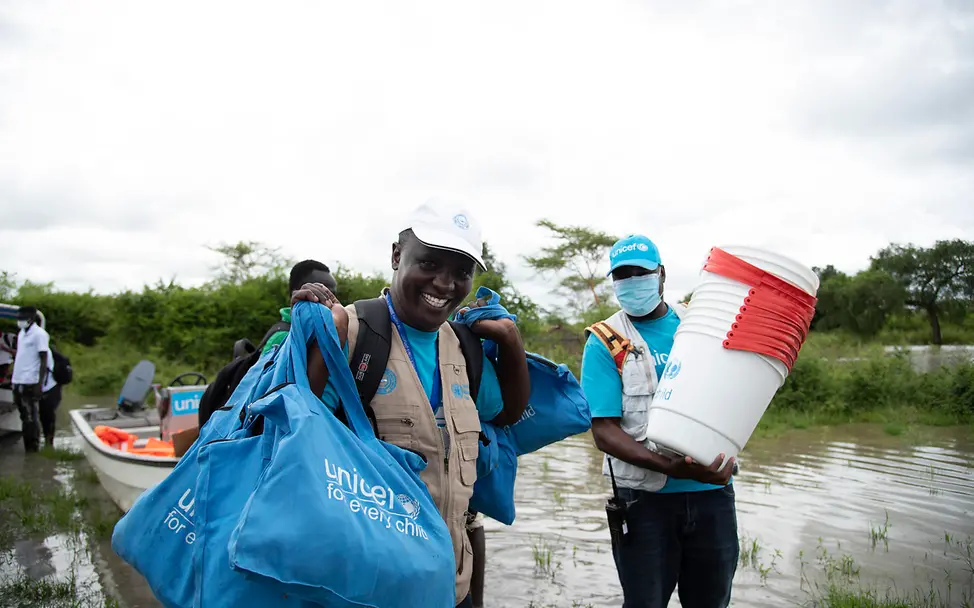 UNICEF Mitarbeiter stehen in einem Flussbett.