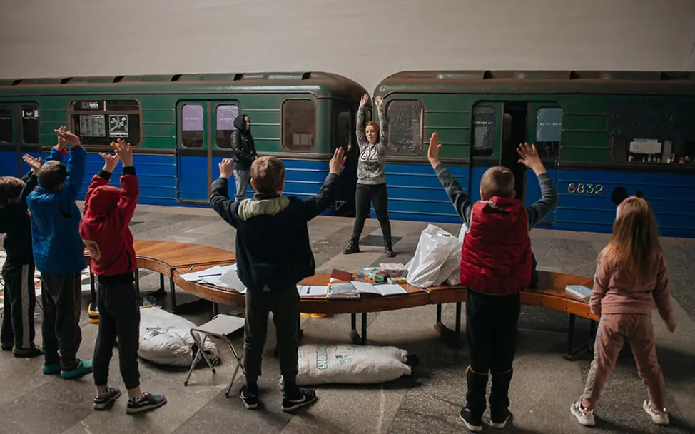 Ukraine-Krieg: Kinder spielen in der U-Bahn von Charkiw