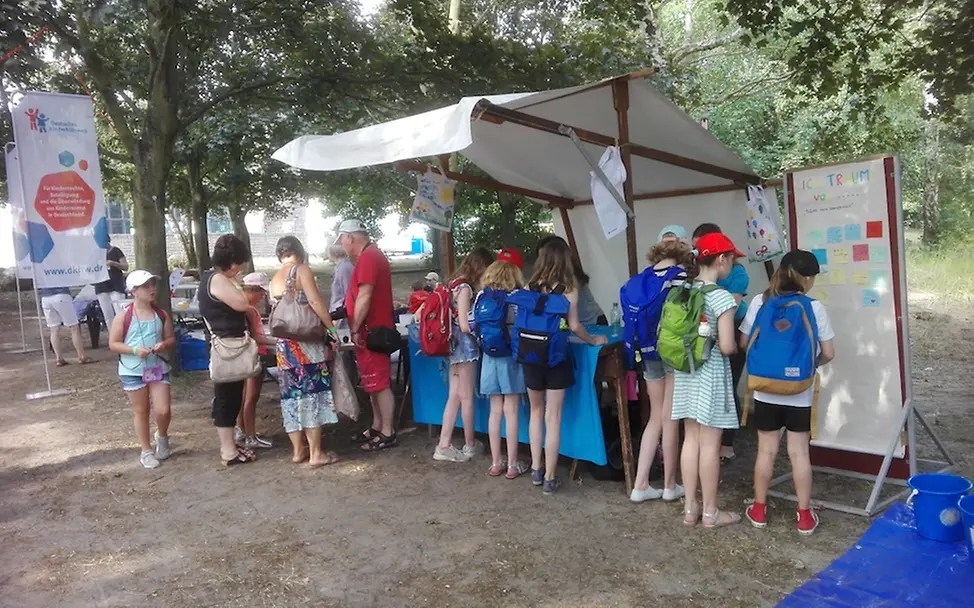 Kinder am Stand © UNICEF Berlin