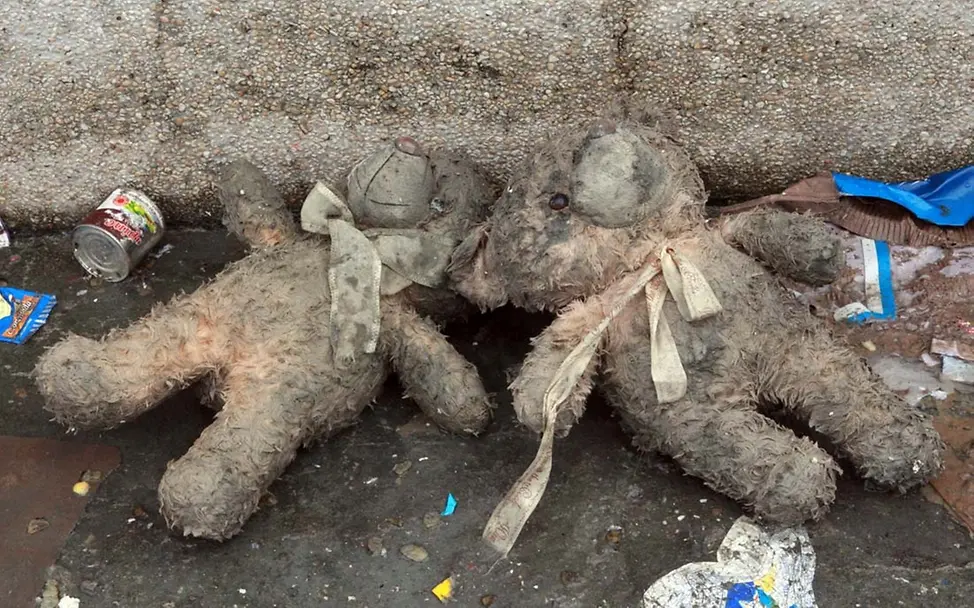 Verwüstung in Tacloban: Zwei Teddybären im Straßendreck. © UNICEF/Maitem. 