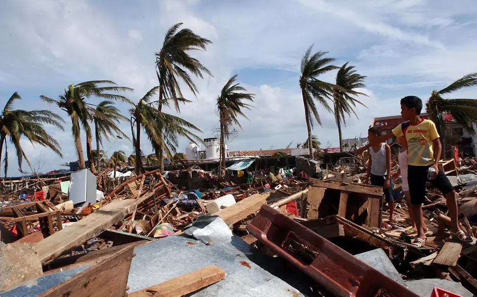 Kinder auf den Trümmern des Taifuns Haiyan. © UNICEF/Maitem.