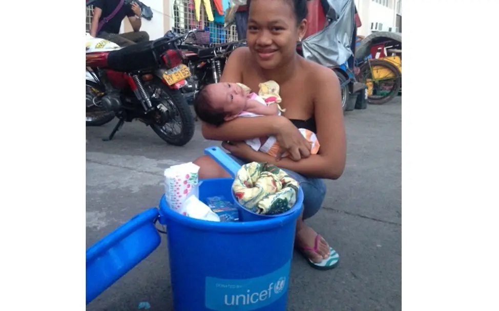 Jhana Gwen mit einem Hygiene-Set von UNICEF. © UNICEF Philippinen Jhana Gwen mit einem Hygiene-Set von UNICEF. © UNICEF Philippinen