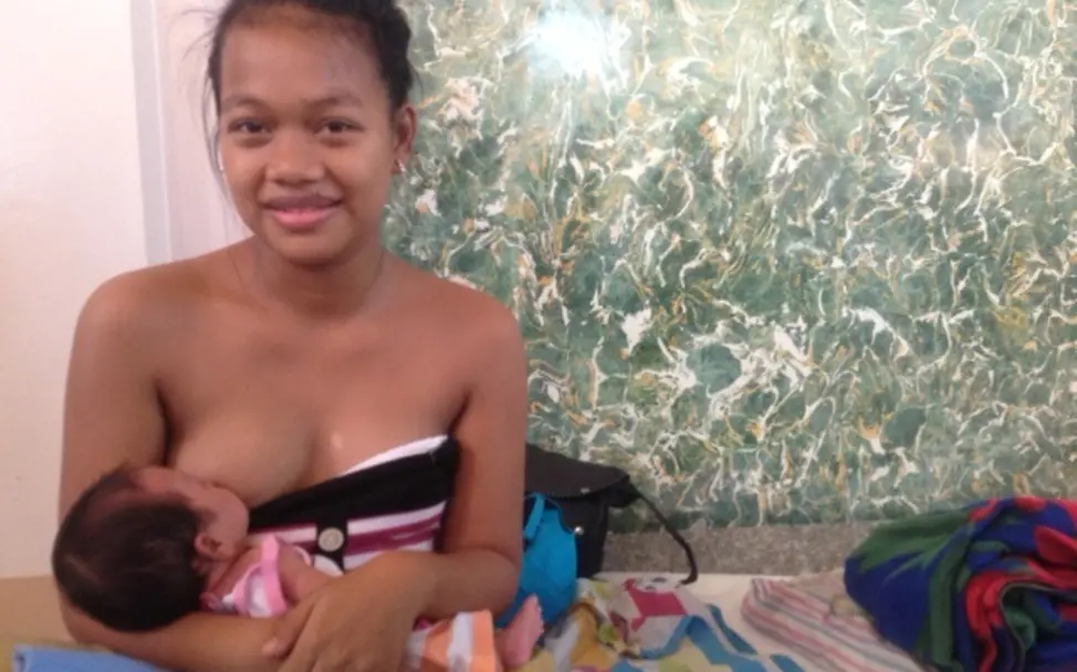 Jhana Gwen stillt ihre Tochter Gwendolyn. © UNICEF Philippinen Jhana Gwen stillt ihre Tochter Gwendolyn. © UNICEF Philippinen