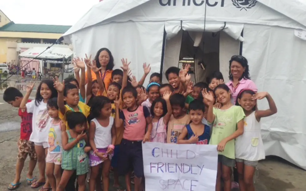 Kinder aus Tacloban vor einem Zelt von UNICEF. © UNICEF/Kent Page