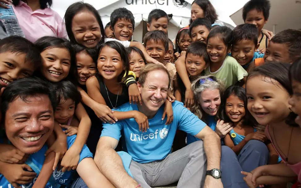 UNICEF-Mitarbeiter mit Kindern aus Tacloban. 
