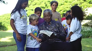 Schulen in Afrika: Nelson Mandela mit Schulkinder