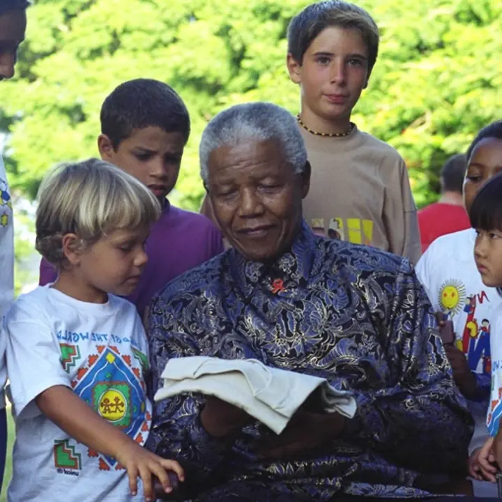 Nelson Mandela setzte sich stark für eine bessere Grundbbildung in Afrika ein | © UNICEF/Davey. Schulen in Afrika: Nelson Mandela mit Schulkinder