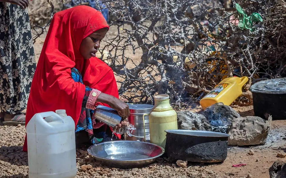 Hunger in der Welt: UNICEF baut tiefe Bohrlöcher, damit Kinder wie dieses Mädchen in Somalia Wasser haben. 