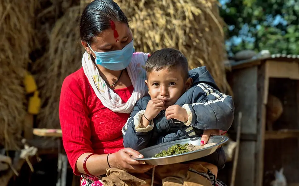 Hunger in der Welt: Eine Mutter in Nepal hat für ihren Sohn gekocht. 