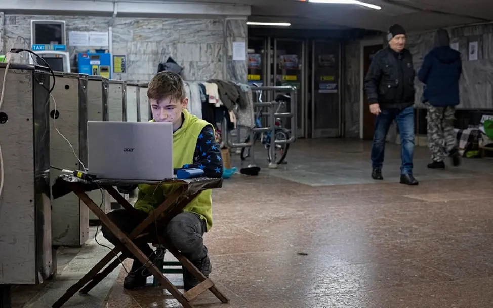 Der Krieg in der Ukraine muss aufhören | © UNICEF/Gilbertson VII Photo Ein Junge in der Ukraine macht seine Hausaufgaben in der U-Bahnstation.