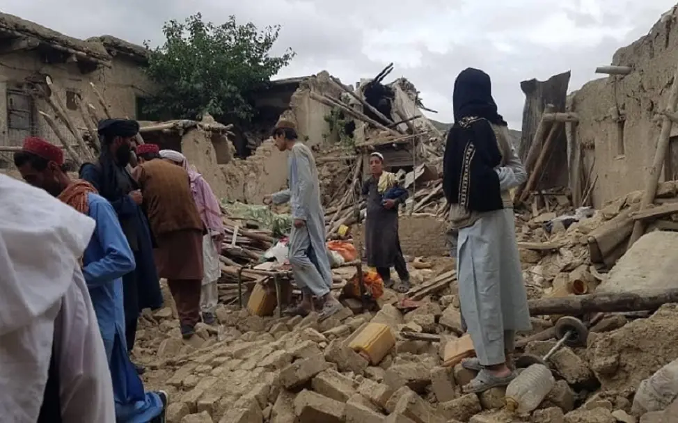 Afghanistan: UNICEF-Nothilfe im Erdbebengebiet | © UNICEF/UNICEF Afghanistan Menschen stehen in den Trümmern ihrer Häuser.