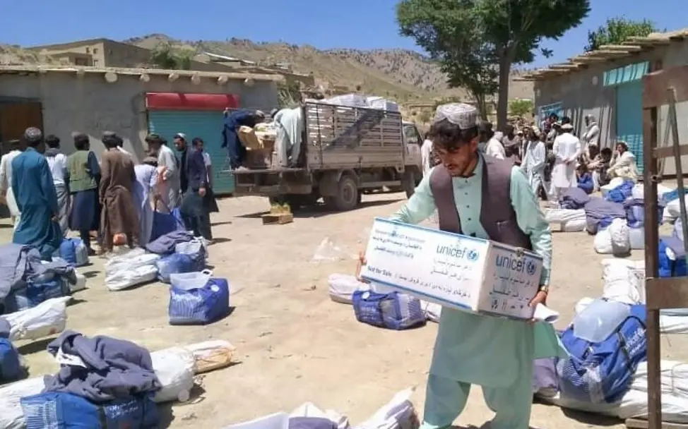 Viele Kinder unter den Opfern nach Erdbeben in Afghanistan | © UNICEF/UNICEF Afghanistan Ein Mann trägt ein Hilfspaket von UNICEF
