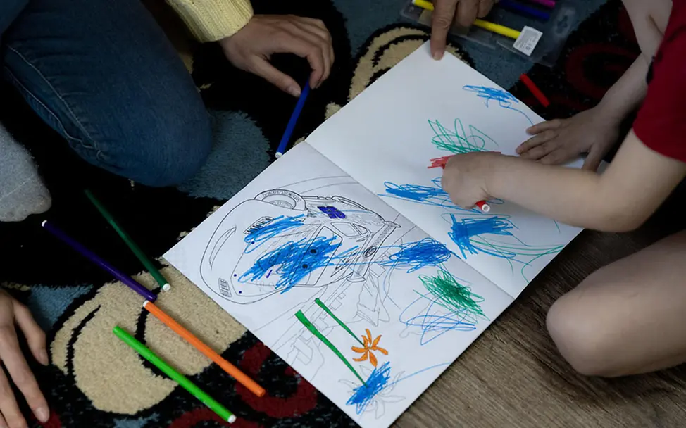 Ukraine-Krieg: Arthur aus Mariupol malt ein Bild | © UNICEF/Bundzilo Ukraine-Krieg: Arthur aus Mariupol malt ein Bild