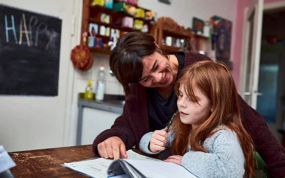 Kinder brauchen nicht nur genügend Platz, sondern auch einen Ort, an dem sie in Ruhe ihre Schulaufgaben machen können. | © UNICEF/Bänsch Kinder brauchen nicht nur genügend Platz, sondern auch einen Ort, an dem sie in Ruhe ihre Schulaufgaben machen können.