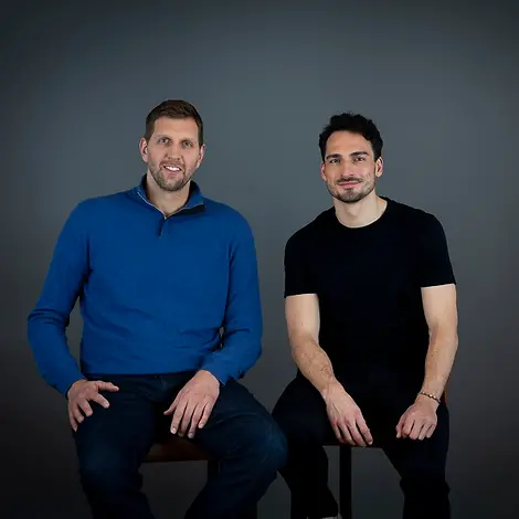 NBA-Champion Dirk Nowitzki (l.) und Fußball-Weltmeister Mats Hummels (r.) beim Dreh zum aktuellen UNICEF-Spot