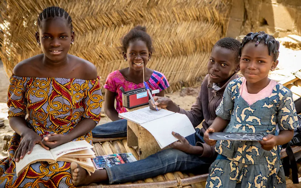 Mali: Makono sitzt zusammen mit seinen Schwestern vorm Radio und lernt.