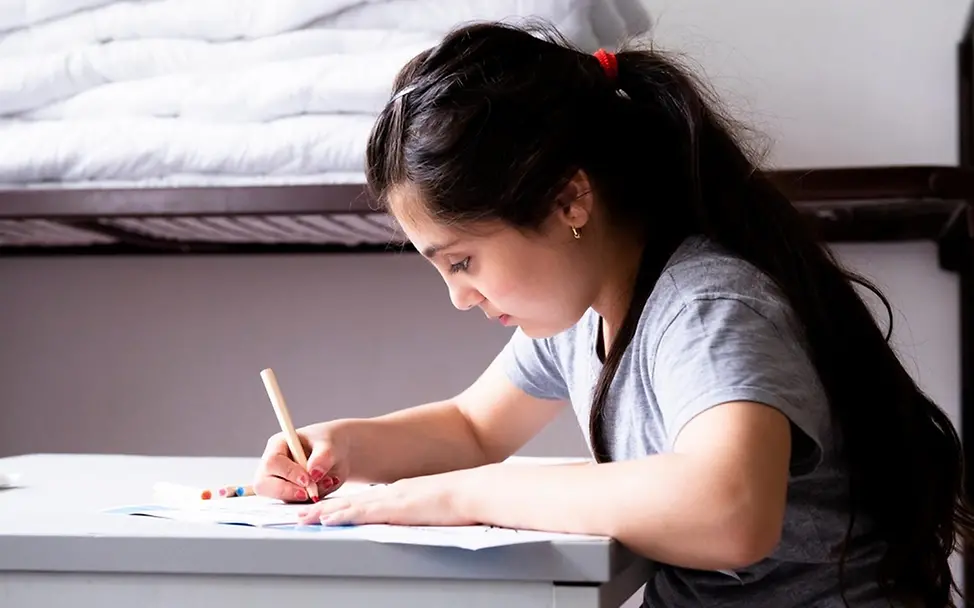 Mädchen an Schreibtisch