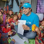 Bahir Wyaar, ein UNICEF-Bildungsspezialist, spielt mit überlebenden Kindern in der Provinz Paktika in Afghanistan. | © UNICEF/Naftalin Bahir Wyaar, ein UNICEF-Bildungsspezialist, spielt mit überlebenden Kindern in der Provinz Paktika in Afghanistan