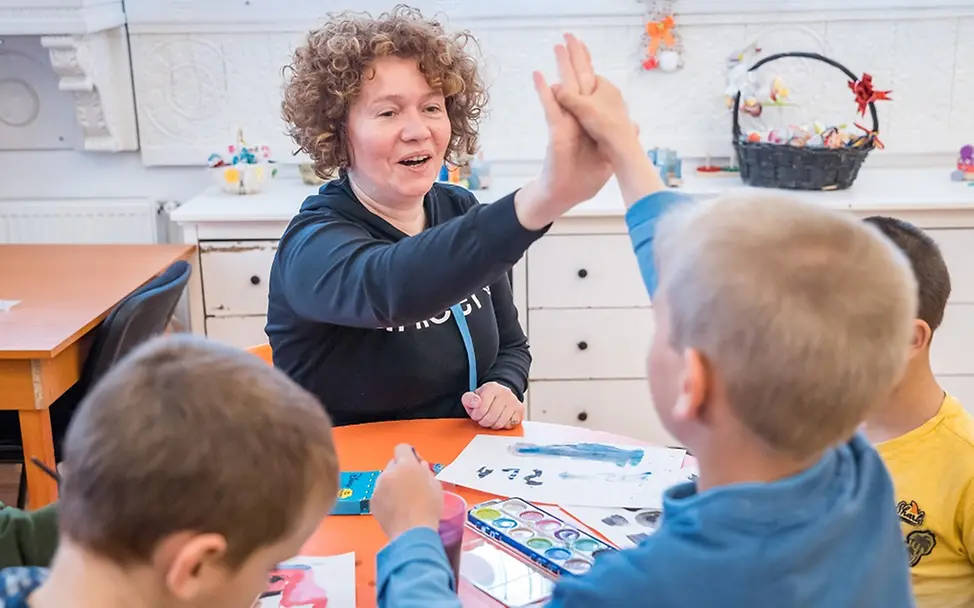 UNICEF-Mitarbeiterin Despina Andrei spielt mit Kindern in einem Zentrum für geflüchtete Kinder aus der Ukraine UNICEF-Mitarbeiterin Despina Andrei spielt mit Kindern in einem Zentrum für geflüchtete Kinder aus der Ukraine