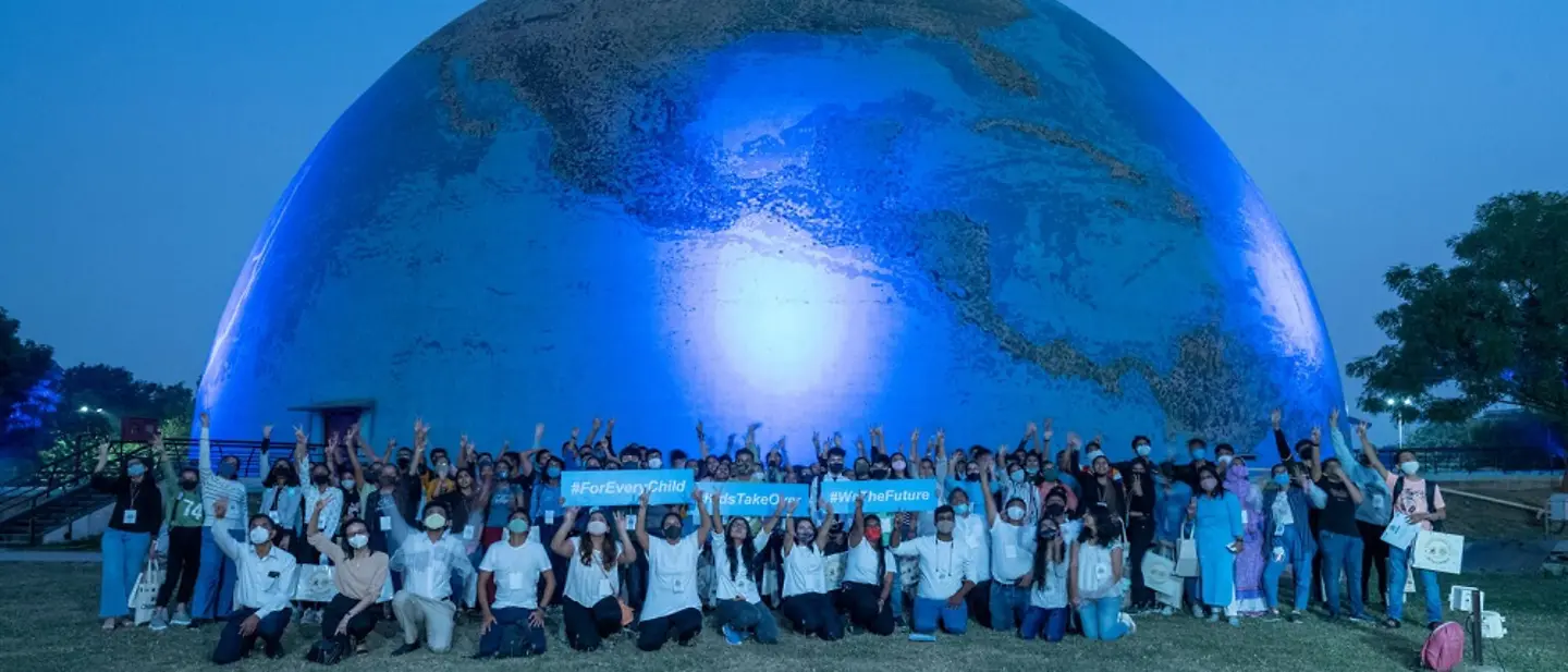 Wir reden mit! | © UNICEF/Panjwani Indien: Kinder tragen blau für den Weltkindertag.