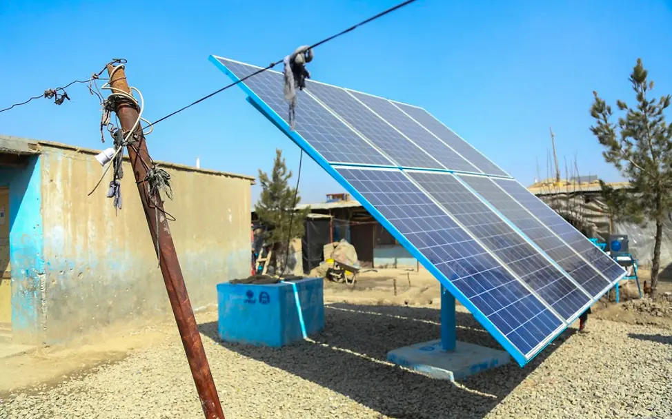 Klimakrise | © UNICEF/UN0605173/Houser Afghanistan: Solarmodule für ein nachhaltiges Wassersystem