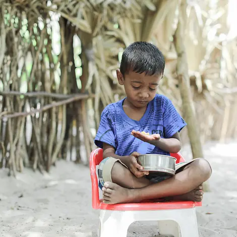 Thulakshan (5) isst zu Mittag. Seine einzige Mahlzeit an diesem Tag. |© UNICEF/Weerasinghe Thulakshan (5) isst zu Mittag. Oft ist es die einzige Mahlzeit am Tag.