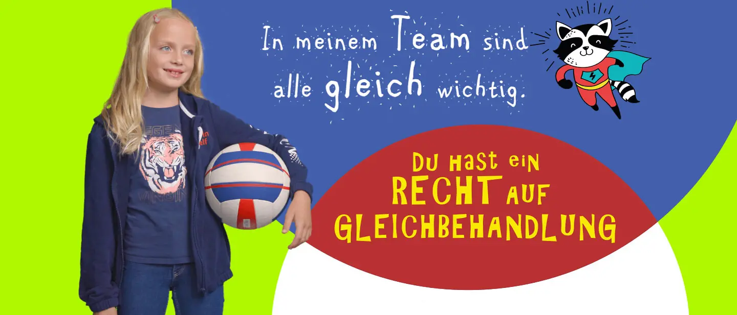 Du hast ein Recht auf Gleichbehandlung. Ein Mädchen steht vor dem Schriftzug: Du hast ein Recht auf Gleichbehandlung.