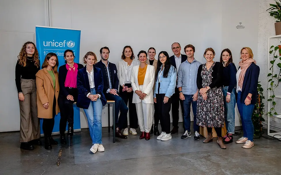 UNICEF NextGen | UNICEF/Müller Eine Gruppe junger Menschen steht nebeneinander und schaut in die Kamera.