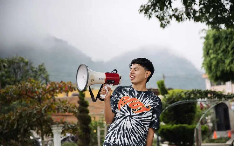 Junge Menschen für mehr Klimaschutz | © UNICEF/Willocq Klimaaktivist Raúl André Maldonado schreit ins Megafon.