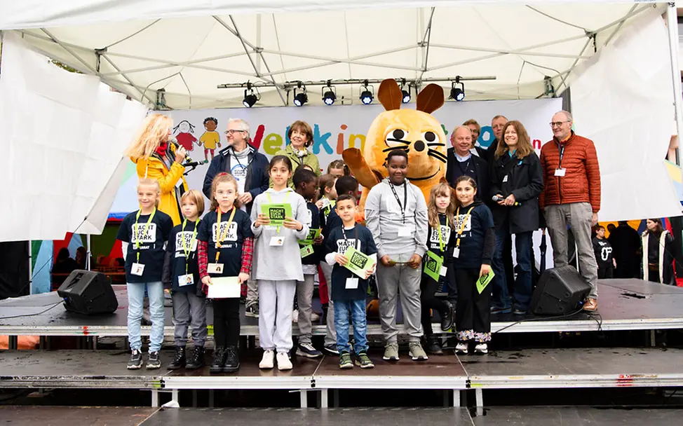 Der Weltkindertag 2022 auf dem Kölner Heumarkt. | © UNICEF/Etges Weltkindertag: Der Weltkindertag 2022 auf dem Kölner Heumarkt. Kinder stehen zu einem Gruppenbild zusammen.