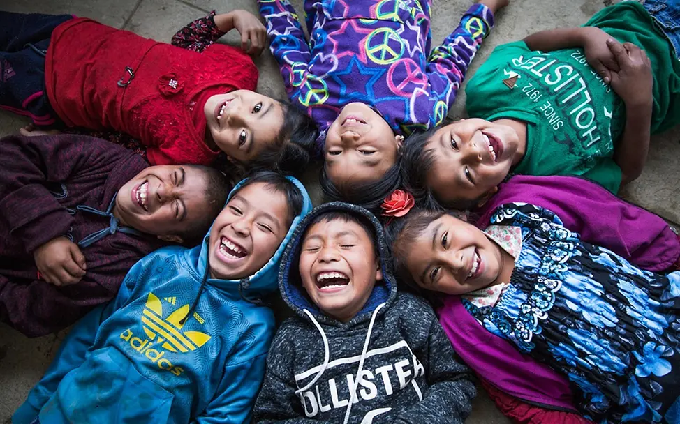 Lachende Mädchen und Jungen in Guatemala | © UNICEF/Willocq Fakten über Mädchen: Gleichberechtigung von Mädchen und Jungen.