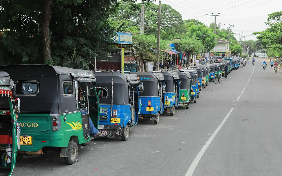 Kein Benzin tanken zu können hat viele Auswirkungen für die gesamte Bevölkerung. | © UNICEF/Weerasinghe Lange Schlangen an den Tankstellen Sri Lankas.